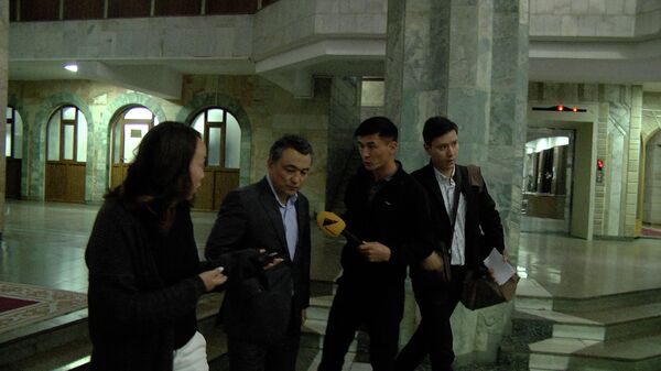 Видео: как Самат Ибраев уходил от прессы, чтобы не обсуждать свой законопроект - Sputnik Кыргызстан