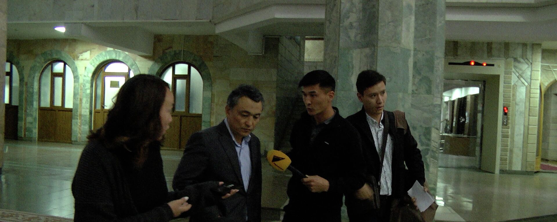 Видео: как Самат Ибраев уходил от прессы, чтобы не обсуждать свой законопроект - Sputnik Кыргызстан, 1920, 30.09.2021