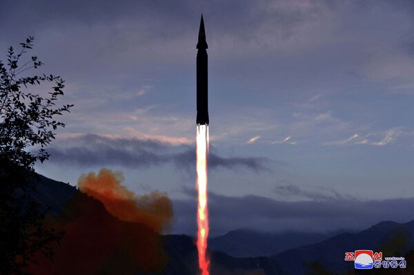 Түндүк Кореянын гиперүндүү Хвасон-8 ракетасын сыноо болду. Пхеньян өлкөнүн коргонуу системасында анын стратегиялык баалуулугун белгилеген. - Sputnik Кыргызстан