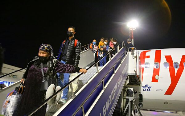 Аталган каттамдын биринчи учагы бүгүн таңда жүргүнчүлөрү менен келип Ош эл аралык аэропортуна конгон - Sputnik Кыргызстан
