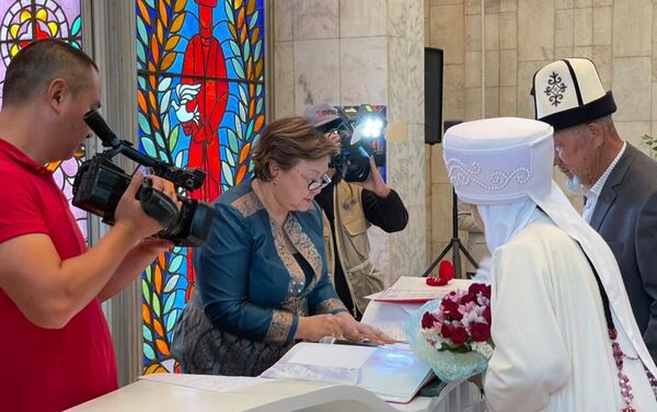 Во Дворце бракосочетаний в Бишкеке состоялось праздничное чествование супружеских пар, отмечающих бриллиантовую, изумрудную и золотую свадьбы - Sputnik Кыргызстан