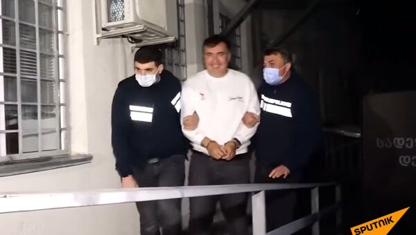 Колуна кишен тагылып, жылмайган Саакашвили. Саясатчы кармалган видео - Sputnik Кыргызстан