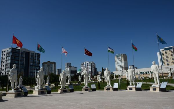 Памятник установили в Парке тюркской истории в муниципалитете Этимесгут - Sputnik Кыргызстан