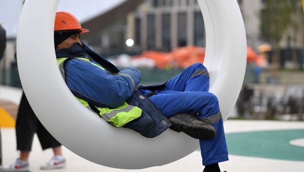 Рабочий отдыхает на строительном объекте во время перерыва. Архивное фото - Sputnik Кыргызстан