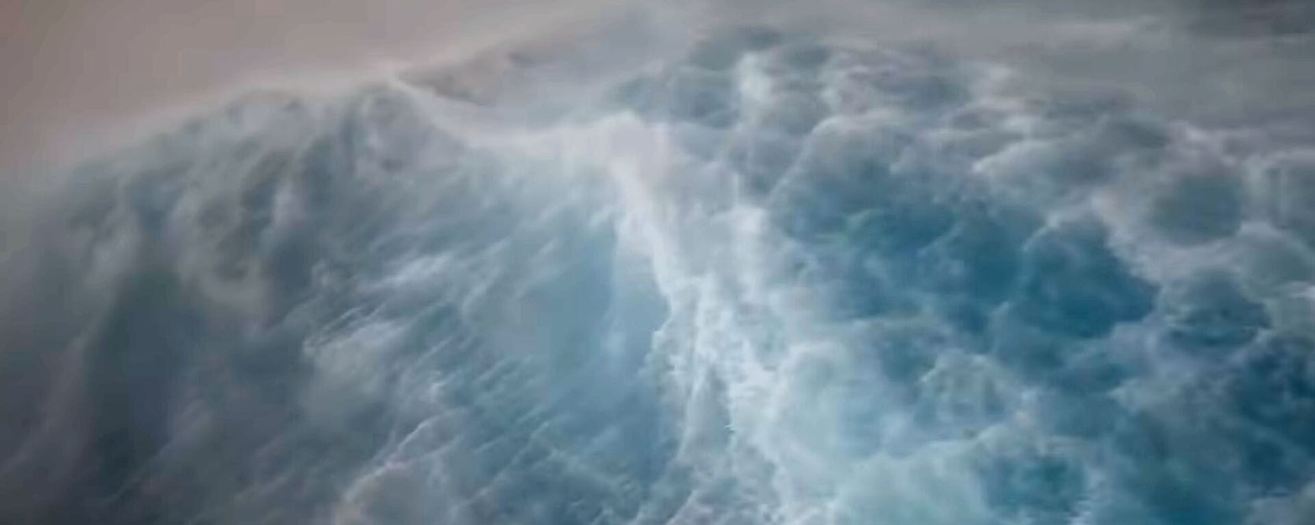 Видео с дрона из сердца урагана: внутри 15-метровые волны и бешеный ветер - Sputnik Кыргызстан, 1920, 03.10.2021