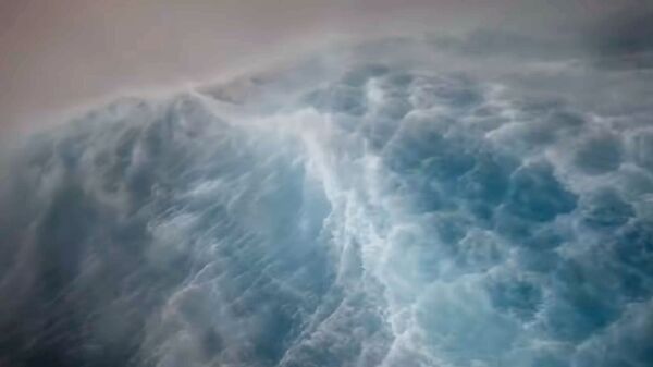 Видео с дрона из сердца урагана: внутри 15-метровые волны и бешеный ветер - Sputnik Кыргызстан
