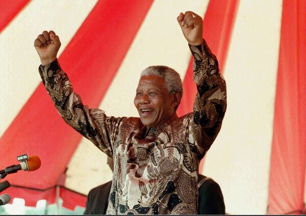 Нельсон Мандела — южноафриканский государственный и политический деятель. Президент ЮАР с 10 мая 1994 года по 14 июня 1999 года; один из самых известных активистов в борьбе за права человека в период существования апартеида, за что 27 лет сидел в тюрьме. Лауреат Нобелевской премии мира в 1993 году.  - Sputnik Кыргызстан