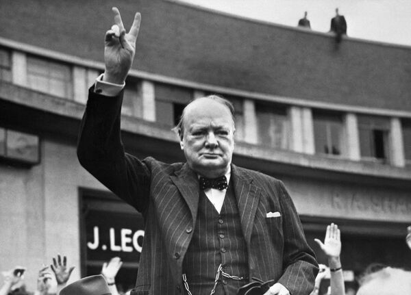 Уинстон Черчилль 65 жашка чыкканда Улуу Британиянын премьер-министри болгон. Өкмөттү Экинчи дүйнөлүк согуш учурунда жетектеген. 11 жылдан соң бул кызмат орунга кайрадан келген. Тарыхта британиялык улуу адам деп таанылган. - Sputnik Кыргызстан