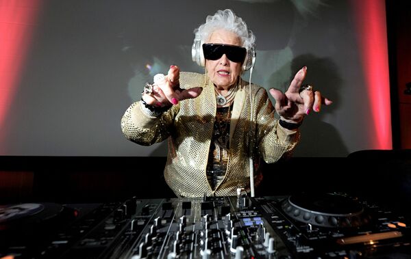 Рут Флауэрс решила стать диджеем в 68 лет, когда сходила со своим внуком в ночной клуб. Теперь она дает по несколько концертов в месяц, играла с известными диджеями Tiesto и Guetta.  - Sputnik Кыргызстан