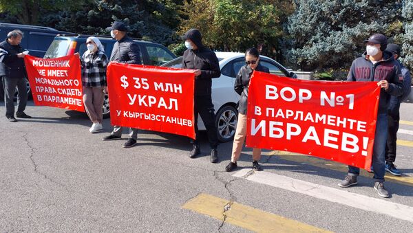 Митинг против Самата Ибраева возле здания Жогорку Кенеша  - Sputnik Кыргызстан