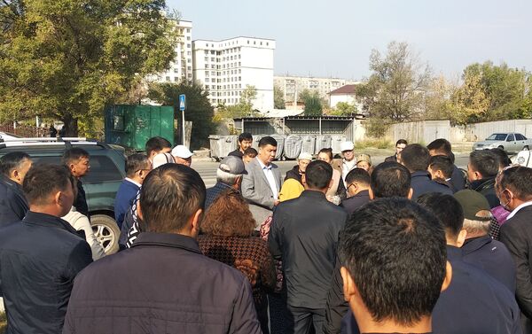 Встреча состоялась сегодня утром. Градоначальника сопровождали руководители профильных структурных подразделений мэрии - Sputnik Кыргызстан