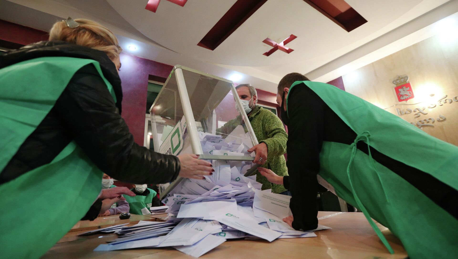 Члены избирательной комиссии во время подсчета голосов на выборах в Тбилиси - Sputnik Кыргызстан, 1920, 04.10.2021