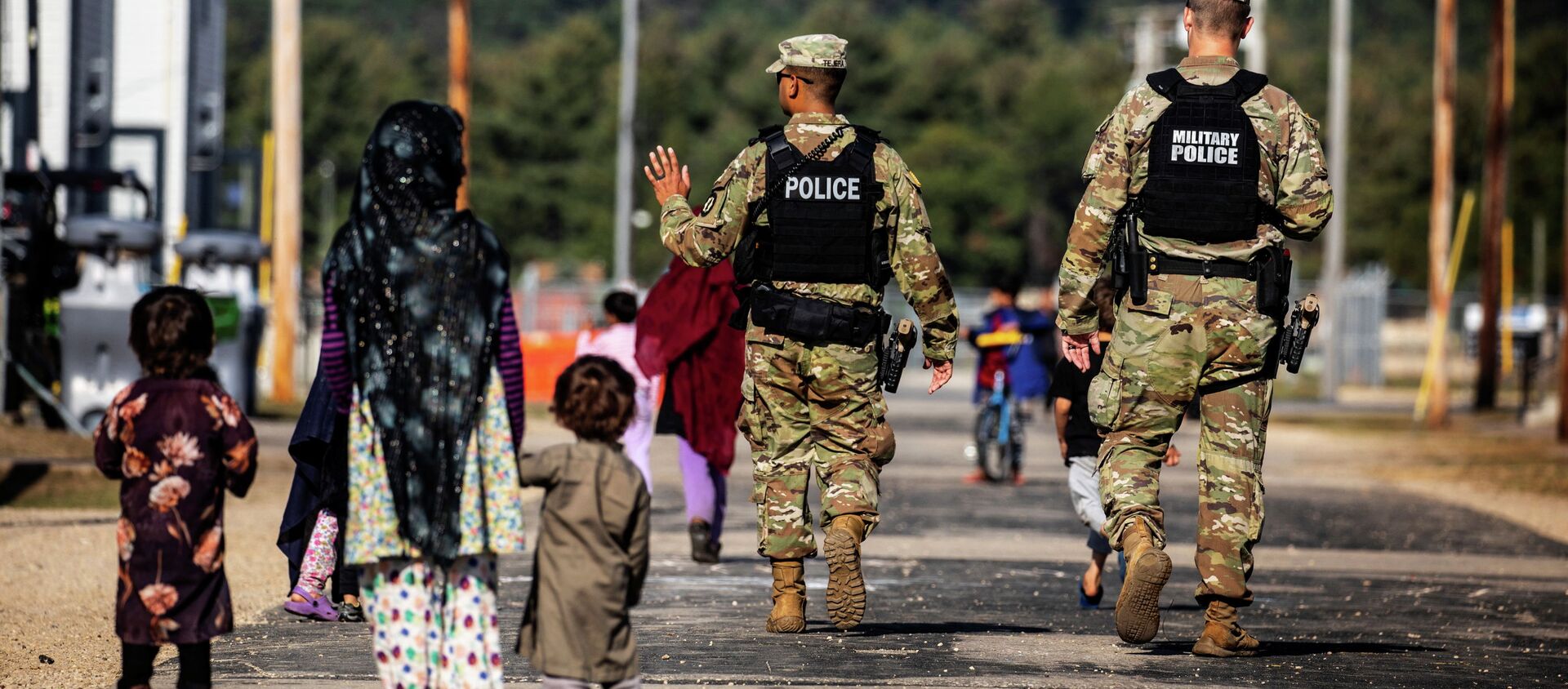 Военная полиция США проходит мимо афганских беженцев на базе армии США в Висконсине - Sputnik Кыргызстан, 1920, 05.10.2021