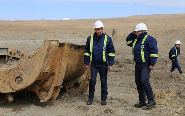 Специалисты Госкомитета по экологии и климату совместно с экологами КГК раскопали несколько незаконных свалок - Sputnik Кыргызстан