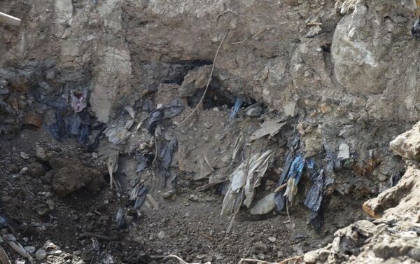 В течение многих лет большую часть производственных и бытовых отходов на руднике не отправляли на переработку, а просто закапывали в землю - Sputnik Кыргызстан