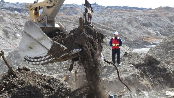 Обнаружение незаконных захоронений токсичных отходов на Кумторе - Sputnik Кыргызстан