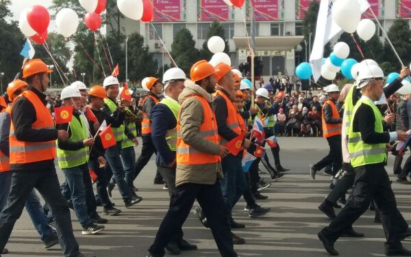 5-октябрь Ош шаарынын негизделген күнүнө карата борбордук аянтта мамлекеттик кызматкерлер параддан өтүштү - Sputnik Кыргызстан