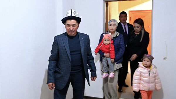 Вручение квартиры семье погибшего во время октябрьских событий Умутбека Алтынбек уулу - Sputnik Кыргызстан