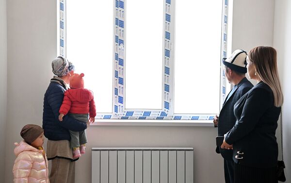 После завершения встречи с главой государства мэр Айбек Джунушалиев проводил семью погибшего в новую квартиру - Sputnik Кыргызстан