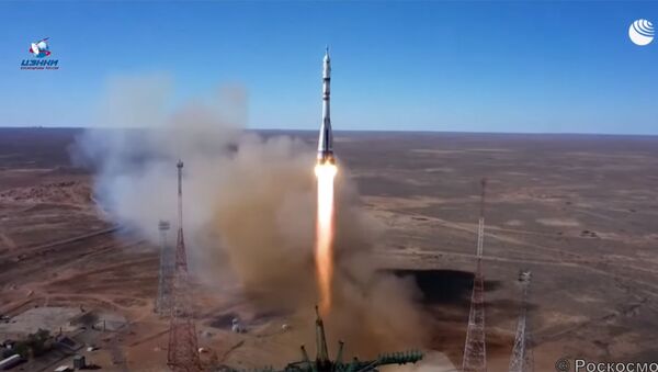 Первый в мире киноэкипаж отправился в космос — видео запуска с Байконура - Sputnik Кыргызстан