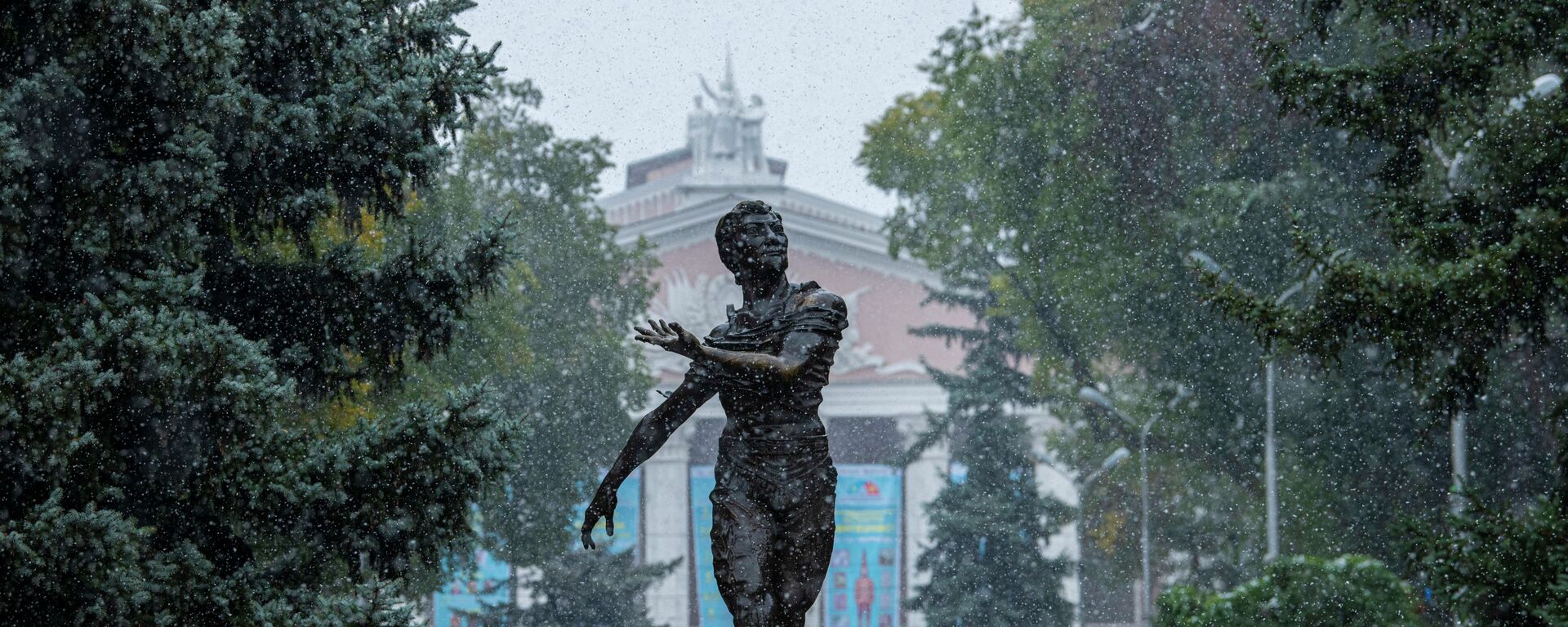 Памятник Чолпонбеку Базарбаеву во время первого снега в Бишкеке. Архивное фото - Sputnik Кыргызстан, 1920, 16.10.2024