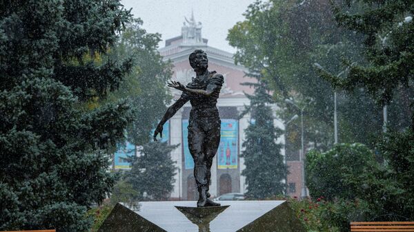 Памятник Чолпонбеку Базарбаеву во время первого снега в Бишкеке. Архивное фото - Sputnik Кыргызстан