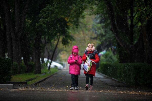 Школьники одеваются теплее - Sputnik Кыргызстан