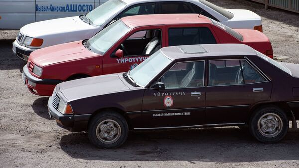 Автомобили для обучения вождению в одном из автошкол Кыз-ыл-Кии. Архивное фото - Sputnik Кыргызстан