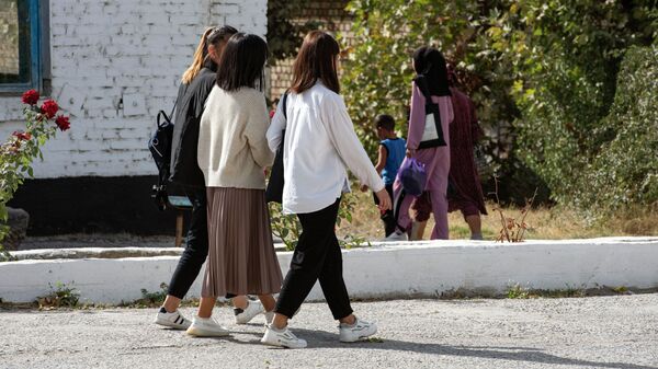 Девушки идут по улице. Иллюстративное фото - Sputnik Кыргызстан