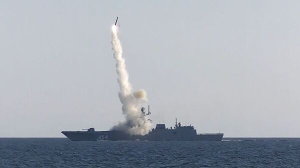 Российский фрегат Адмирал Горшков выполняет стрельбу гиперзвуковой ракетой Циркон. Архивное фото - Sputnik Кыргызстан