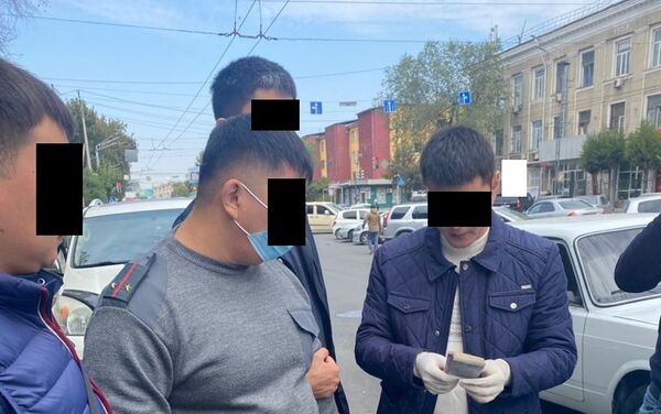 В Оше при получении взятки задержали участкового милиционера ГОМ № 5 - Sputnik Кыргызстан