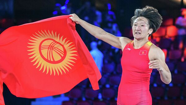 Кыргызстанская спортсменка Айсулуу Тыныбекова с флагом КР - Sputnik Кыргызстан
