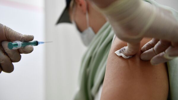 Мужчина получает вакцину. Архивное фото - Sputnik Кыргызстан