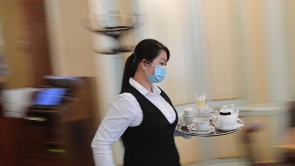 Официантка во время работы в ресторане. Архивное фото - Sputnik Кыргызстан