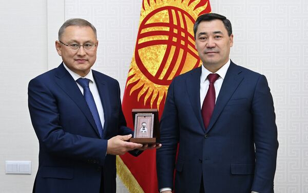 и руководителя представительства президента Казахстана в парламенте страны Бейбита Исабаева - Sputnik Кыргызстан