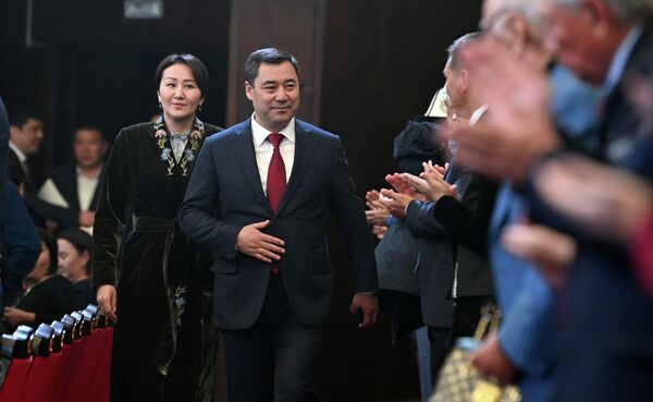 Садыр Жапаров с супругой посетил гала-концерт, посвященный официальному открытию Дней культуры Казахстана в Бишкеке - Sputnik Кыргызстан