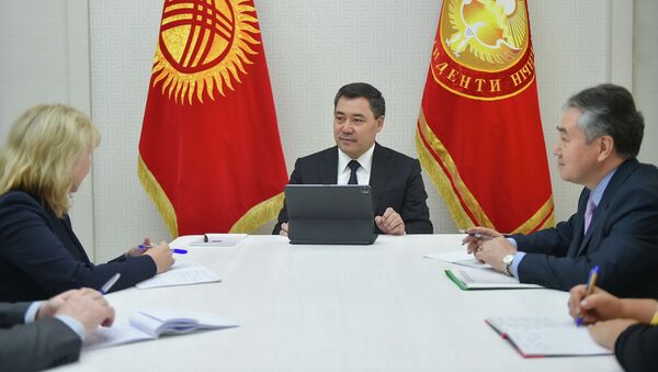 Президент Кыргызстана Садыр Жапаров во время встречи с делегацией Европейского Союза во главе со специальным представителем ЕС по Центральной Азии Терхи Хакала - Sputnik Кыргызстан
