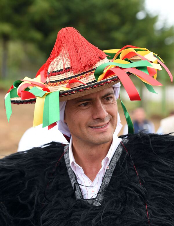 Президент Мексики Энрике Пена Ньето в традиционном костюме этнической группы цоциль во время празднования Международного дня коренных народов - Sputnik Кыргызстан
