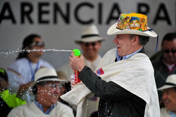 Колумбиянын президенти Хуан Мануэль Сантос ак жана кара терилүүлөрдүн карнавалдарынын биринде. ЮНЕСКО бул карнавалды адамзаттын материалдык эмес маданий мурасы деп жарыялаган. - Sputnik Кыргызстан