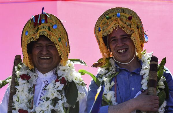 Бывший президент Боливии Эво Моралес и вице-президент Альваро Гарсиа Линера в традиционных головных уборах - Sputnik Кыргызстан