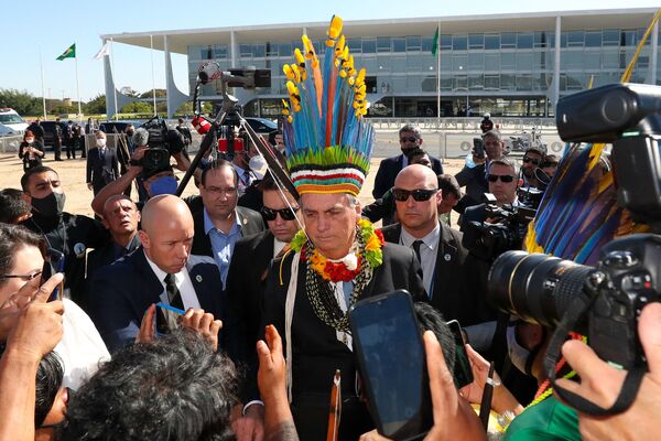 Бразилиянын президенти Жаир Болсонару жергиликтүү өкүлдөр менен жолугушуу учурунда индиялык баш кийим кийип жүргөн - Sputnik Кыргызстан