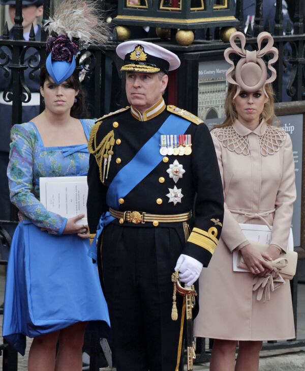 Британский принц Эндрю и его дочери, принцесса Евгения и Беатрис, покидают Вестминстерское аббатство - Sputnik Кыргызстан