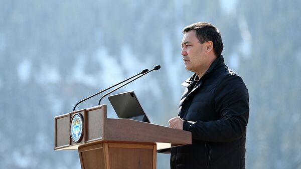 Президент Садыр Жапаров во время торжеств в Джети-Огузском районе - Sputnik Кыргызстан