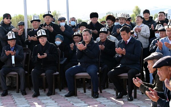 Жапаров возложил цветы к монументу, была прочитана поминальная молитва

 - Sputnik Кыргызстан