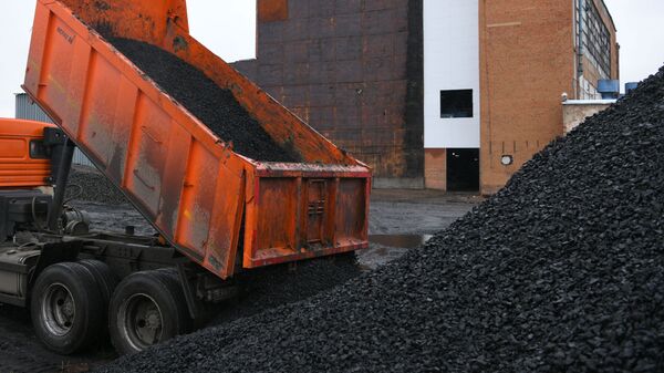 Спецтехника выгружает уголь. Архивное фото - Sputnik Кыргызстан