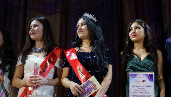 Награждение участниц и победителей конкурса красоты среди девушек-мигрантов в Москве, организованной Федерацией мигрантов - Sputnik Кыргызстан