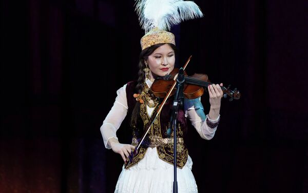 Койчукараева воспитывает сына. В свободное время учится играть на укулеле, также умеет играть на скрипке. - Sputnik Кыргызстан