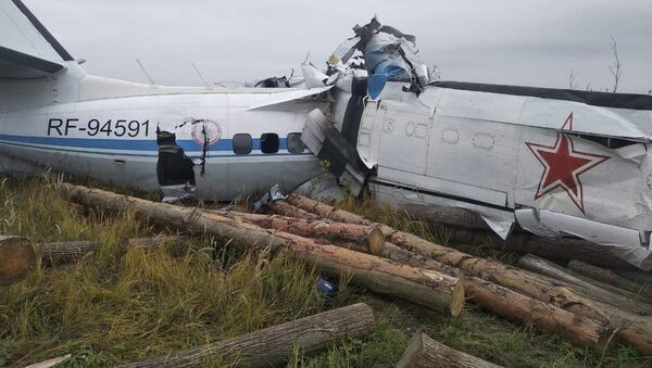 Легкомоторный самолет L-410, разбившийся в нескольких километрах от Мензелинска в Татарстане - Sputnik Кыргызстан