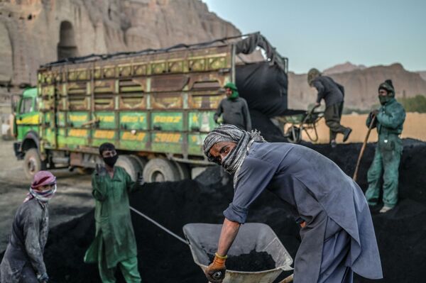 Погрузка угля в афганской провинции Бамиан - Sputnik Кыргызстан