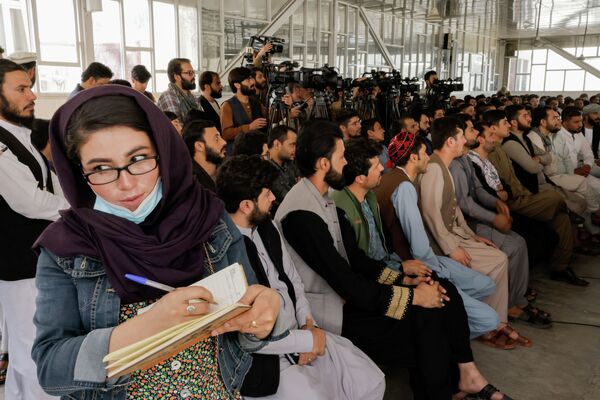 Афганская журналистка на пресс-конференции официальных лиц Талибана (террористическая организация, запрещенная в России, Кыргызстане и ряде других стран) в Кабуле - Sputnik Кыргызстан